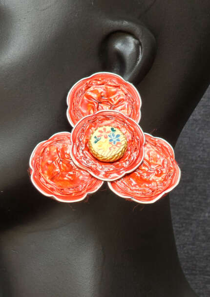 Brinco com flor chapada e botão