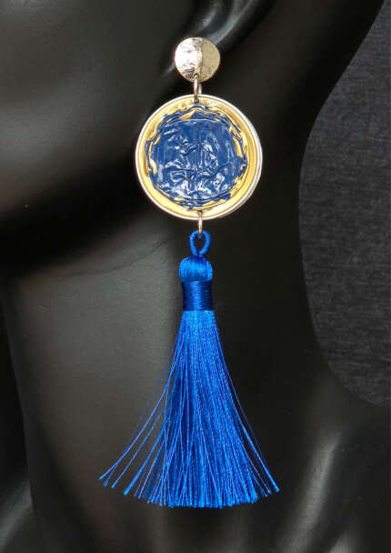 Brinco de cápsula e tassel em seda