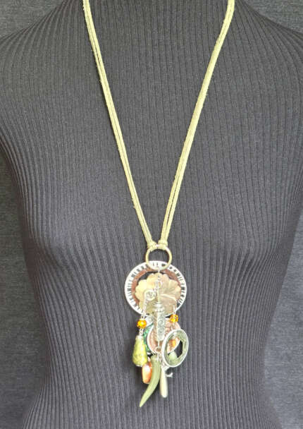 Colar criado com argola em cápsula, pingentes variados e corrente em couro.