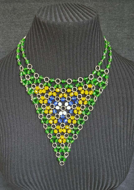 Colar criado na malha com método incrustação, em cristais Jabronex com a Bandeira do Brasil.