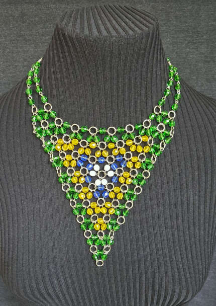Colar criado na malha com método incrustação, em cristais Jabronex com a Bandeira do Brasil.