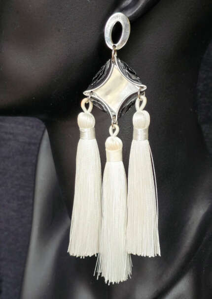 Brinco triângulo com tassel