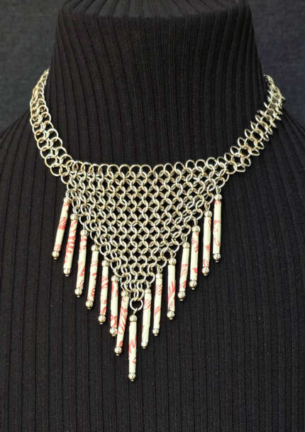 Choker em malha e cápsulas de café